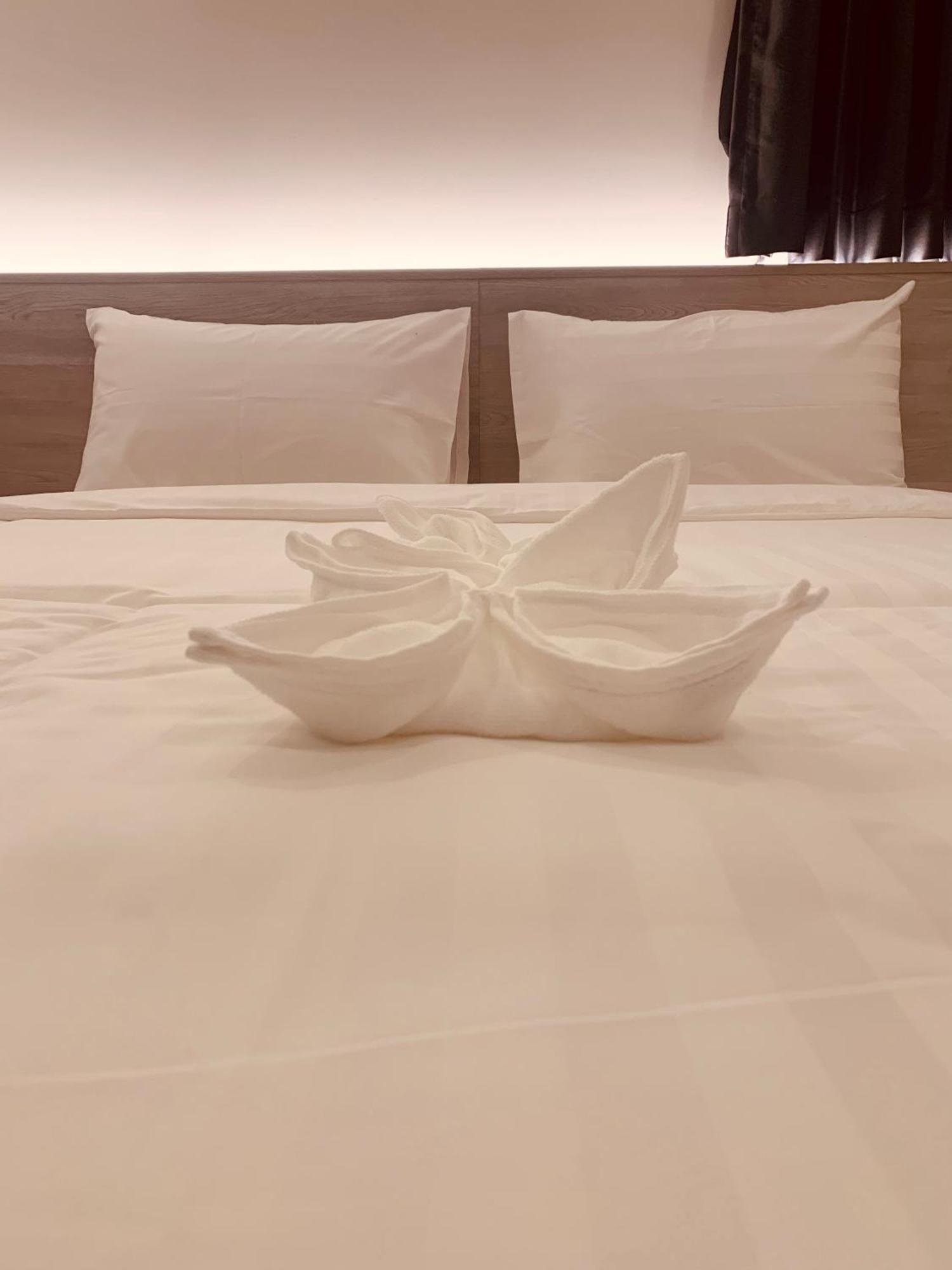 Thana Wisut Hotel Bangkok Bagian luar foto