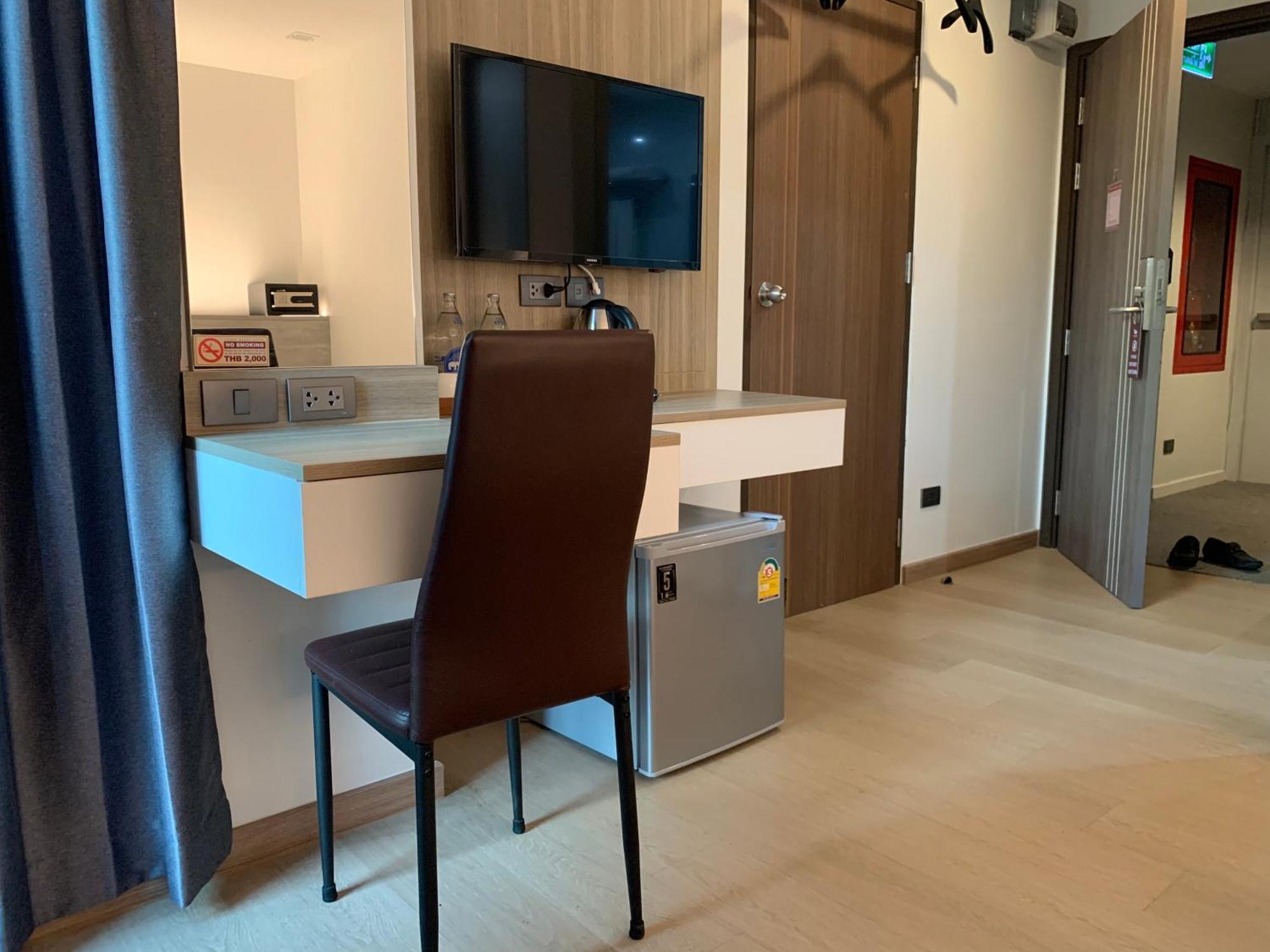 Thana Wisut Hotel Bangkok Bagian luar foto