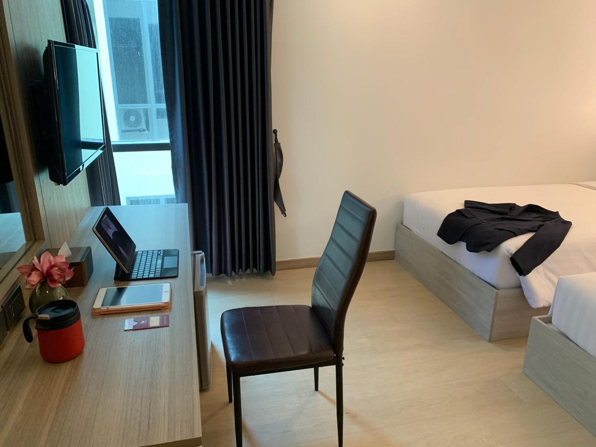 Thana Wisut Hotel Bangkok Bagian luar foto