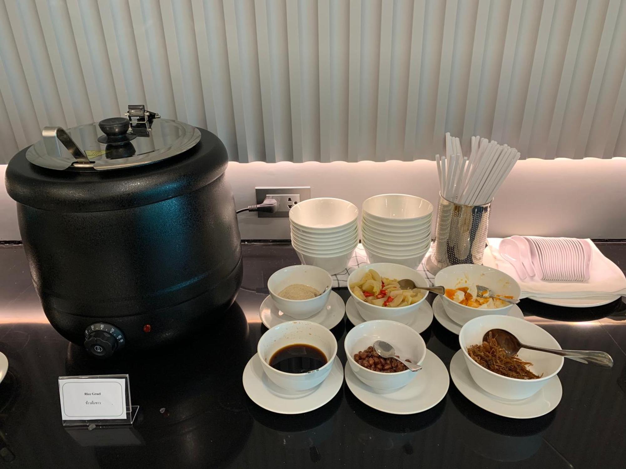 Thana Wisut Hotel Bangkok Bagian luar foto
