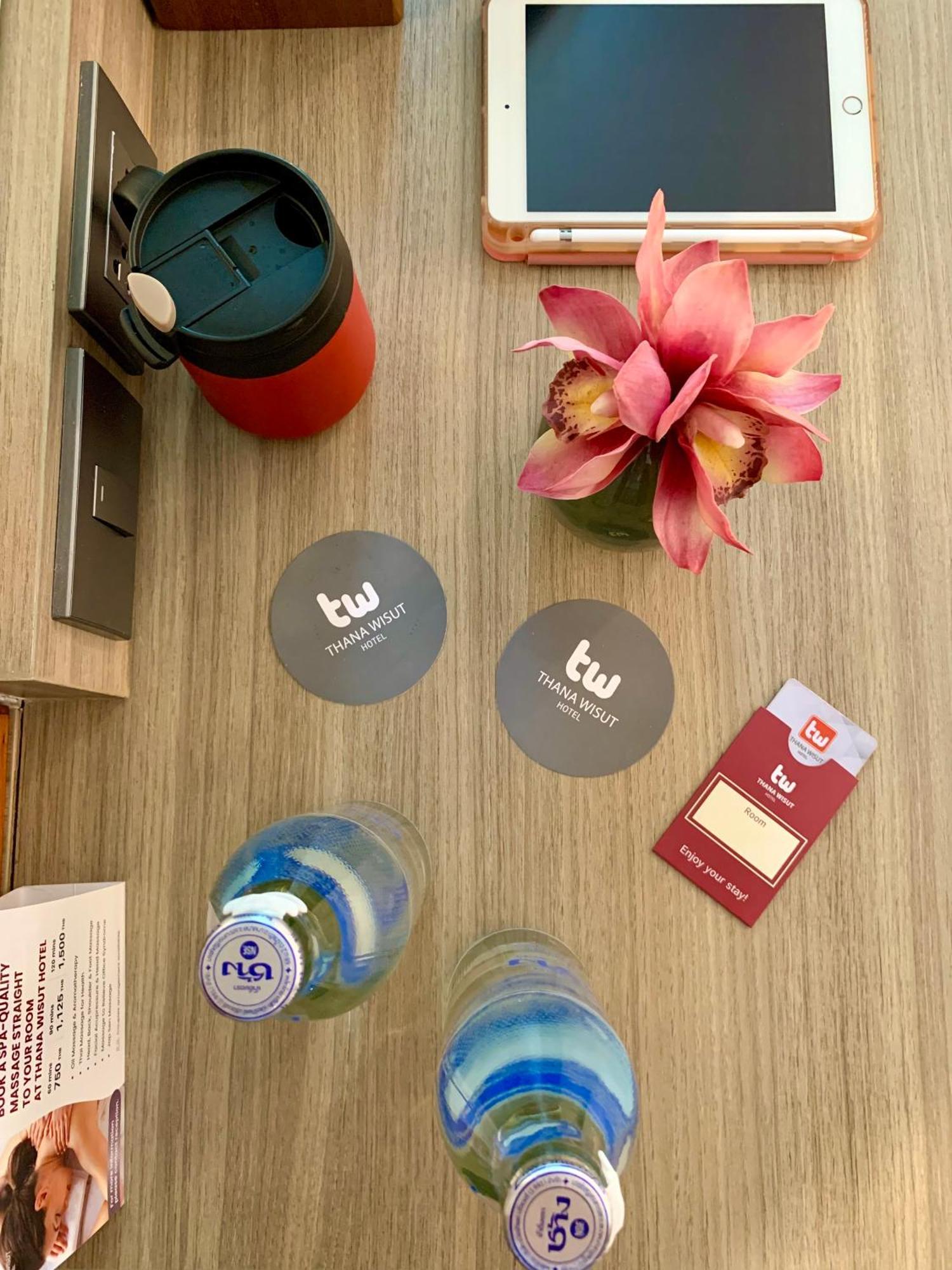 Thana Wisut Hotel Bangkok Bagian luar foto