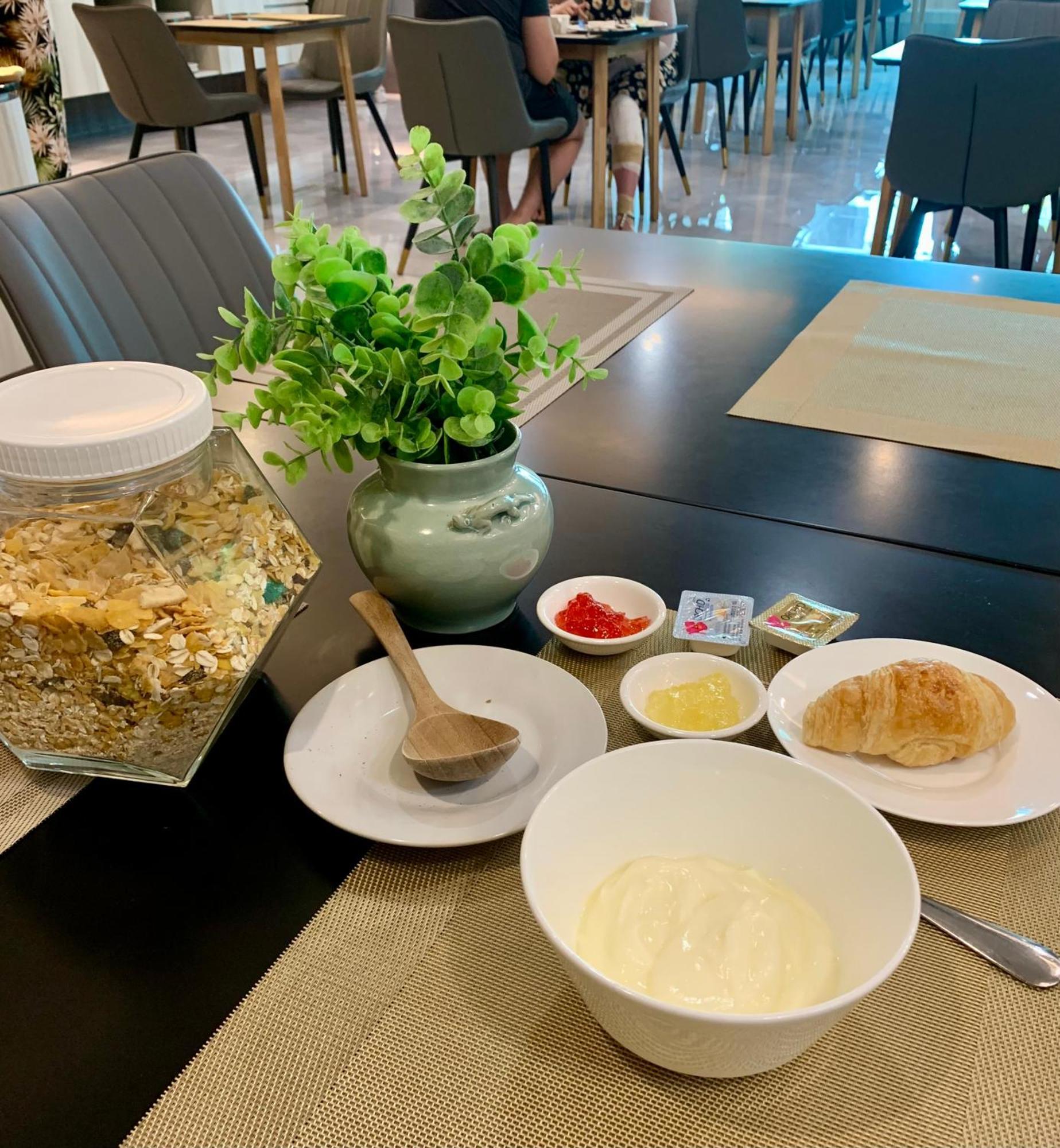 Thana Wisut Hotel Bangkok Bagian luar foto